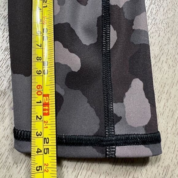 Athleta Lightning Stash Pocket Camo 7/8 Tight Legging Black Camo Women’s Size XS - Picture 10 of 16